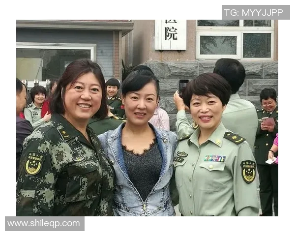 小球迷追星记：亲手索要足球球星卡签名的难忘时刻