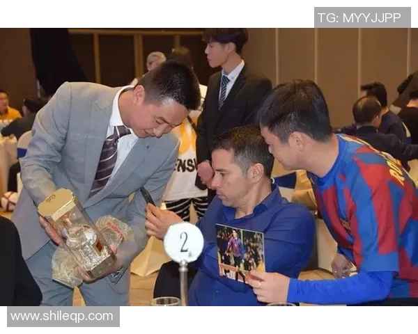 足球巨星陨落悼念乐声回荡绿茵场谱写永恒旋律