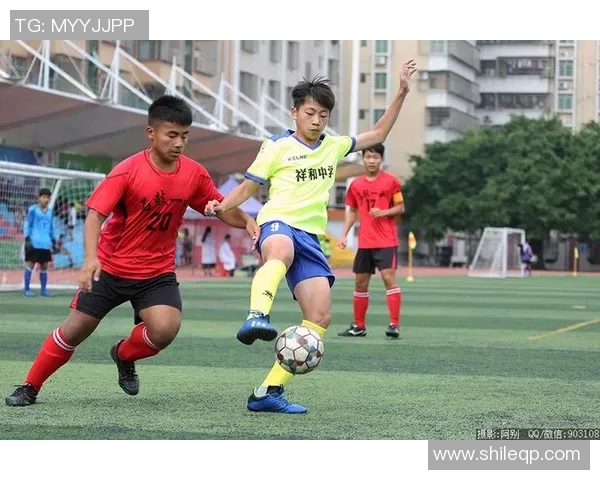 足球巨星场外花式炫技踢球视频展现不一样的精彩瞬间 足球巨星场外花式炫技踢球视频展现不一样的精彩瞬间