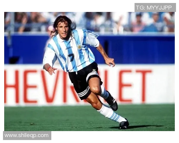 旧时代足球球星排名揭晓经典人物回顾与历史影响力分析